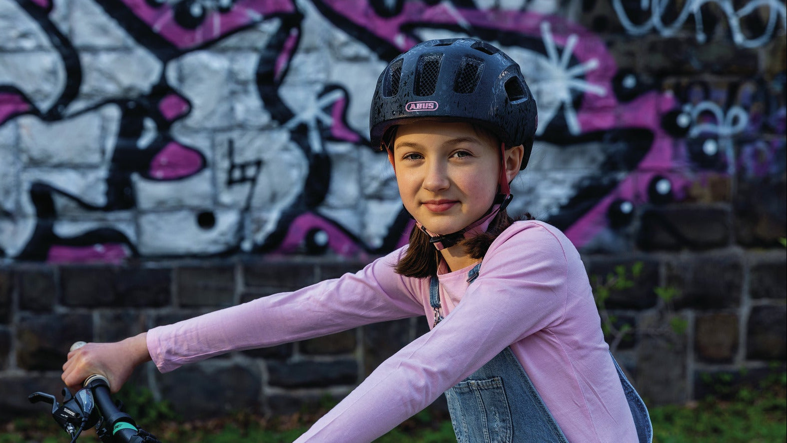 kid wearing ABUS Youn-I 2.0 helmet